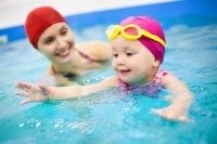 Plavání kojenců Praha 6 nabízí zpestření rodičovské dovolené matkám i dětem